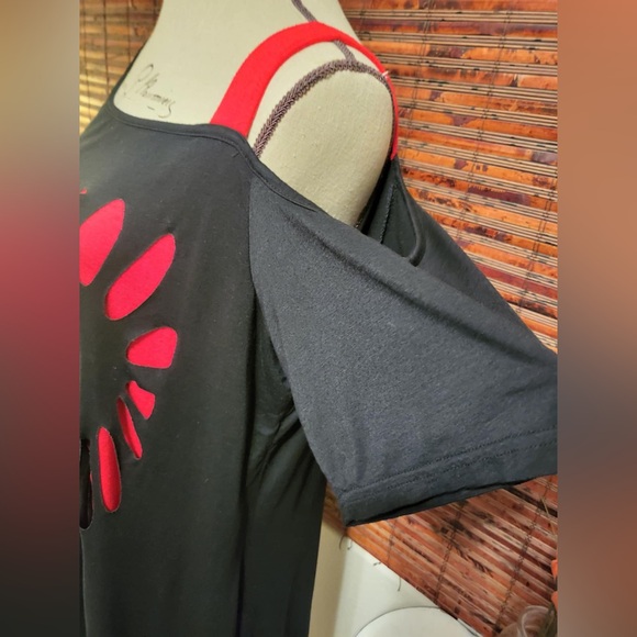 👚5for$15!🕶️ Cute heart top. - Picture 4 of 5